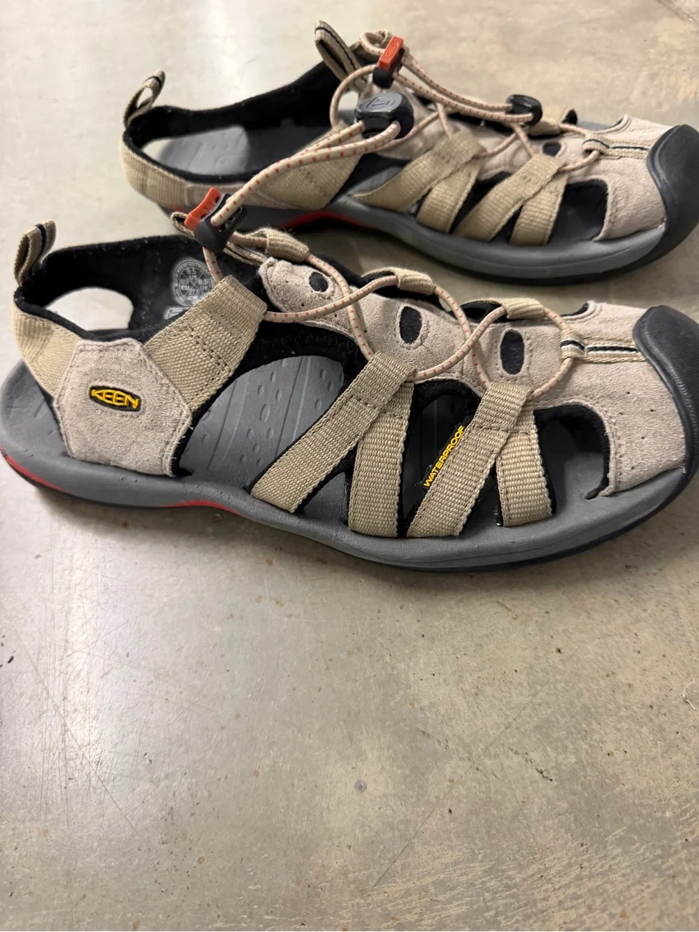 KEEN Newport H2 Waterproof Sandals Men’s 9.5 Beige Gray Closed Toe Hiking